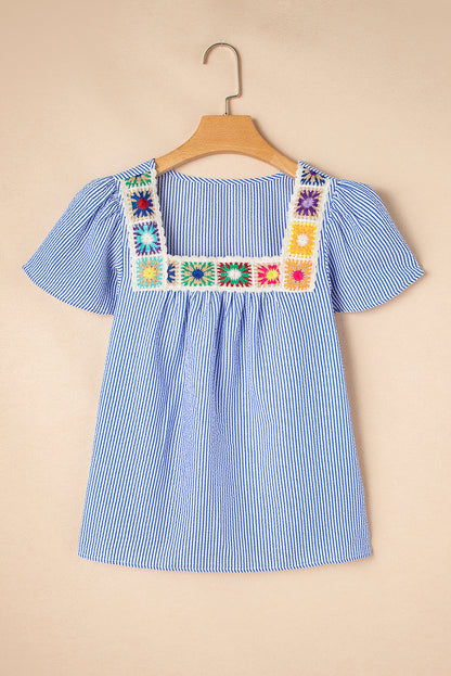 Chemisier Élégant en Crochet Bleu Ciel-vue face sur un cintre