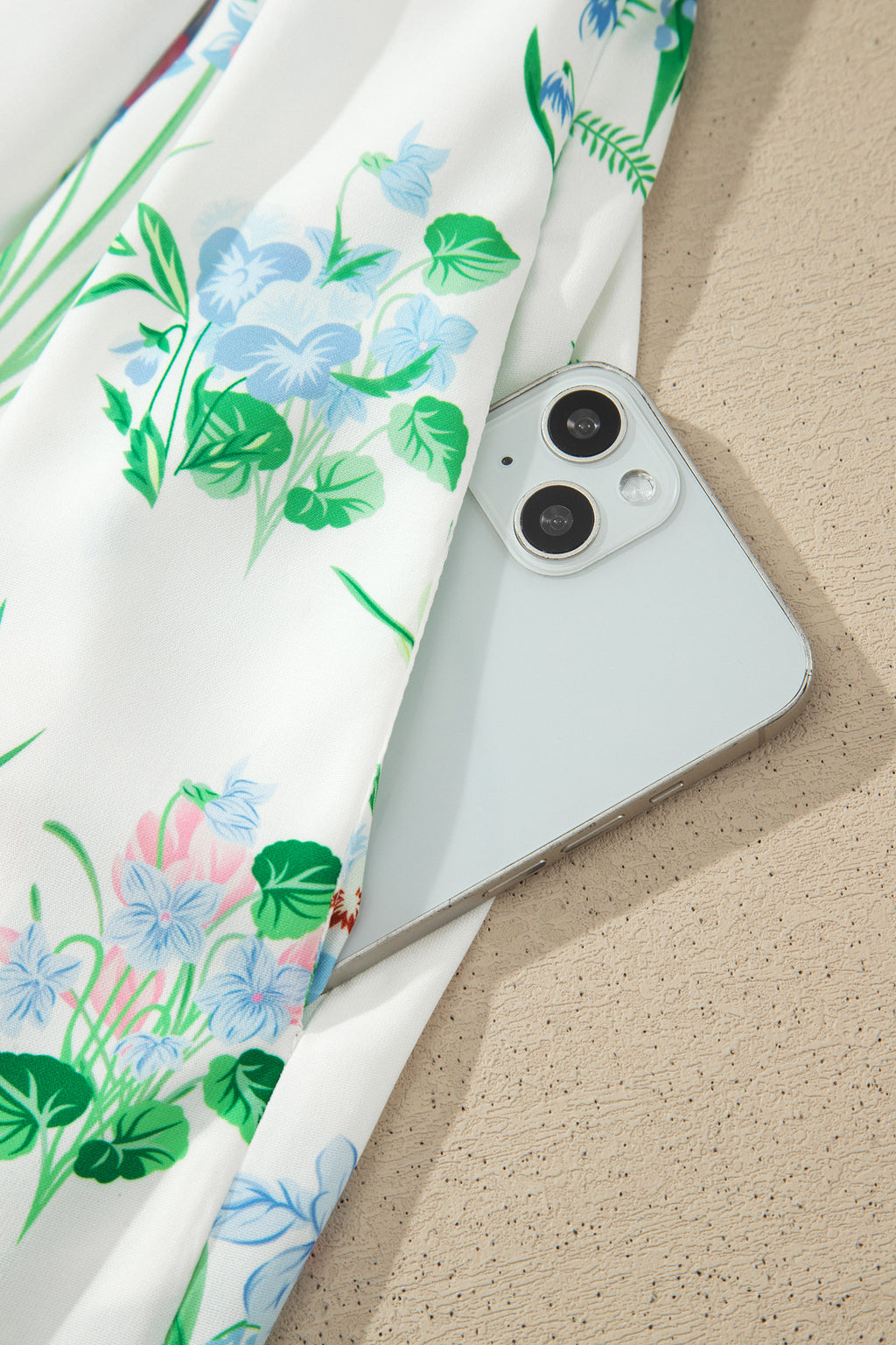 Tissu de robe avec imprimé floral multicolore et bordure bleu clair