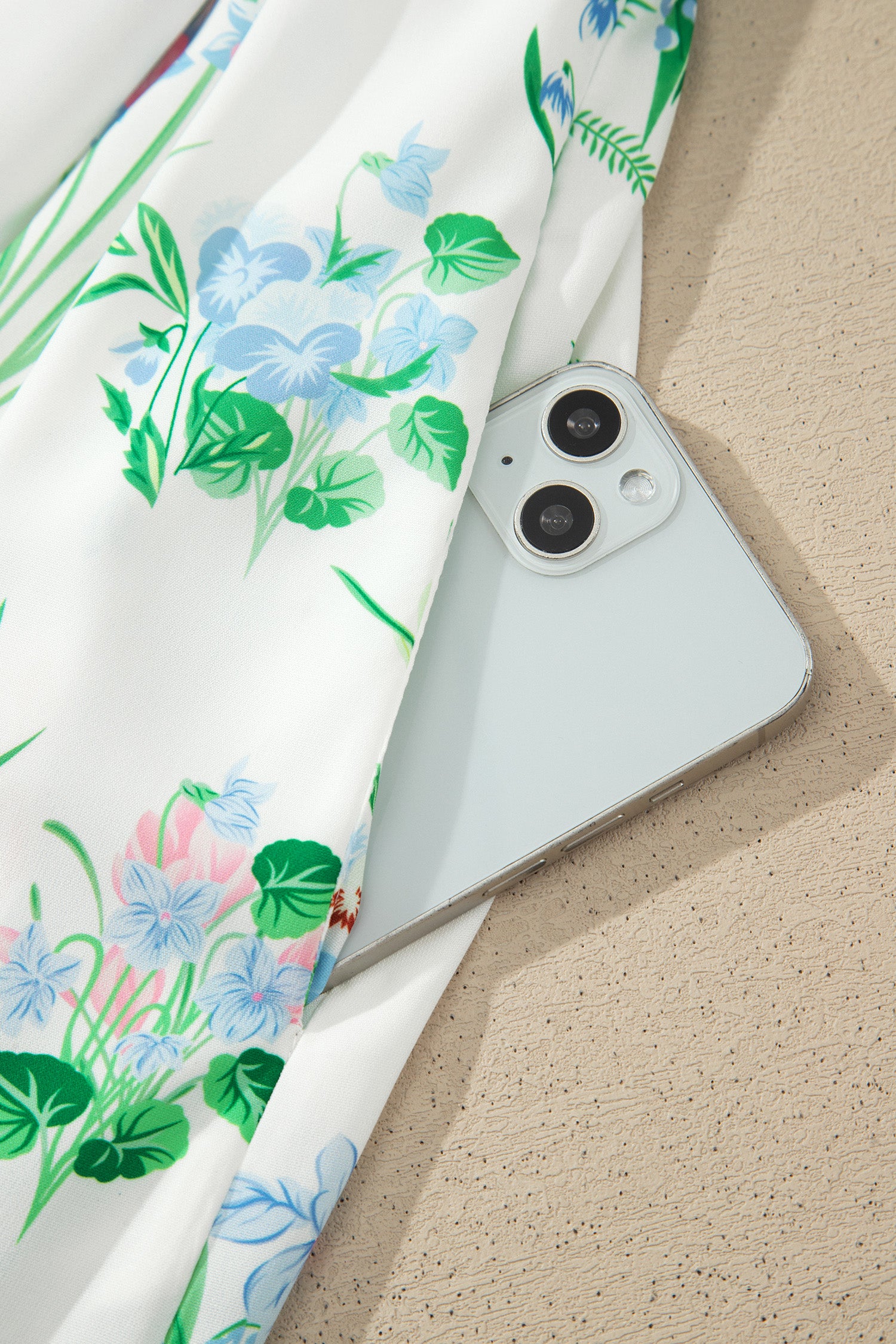 Tissu de robe avec imprimé floral multicolore et bordure bleu clair