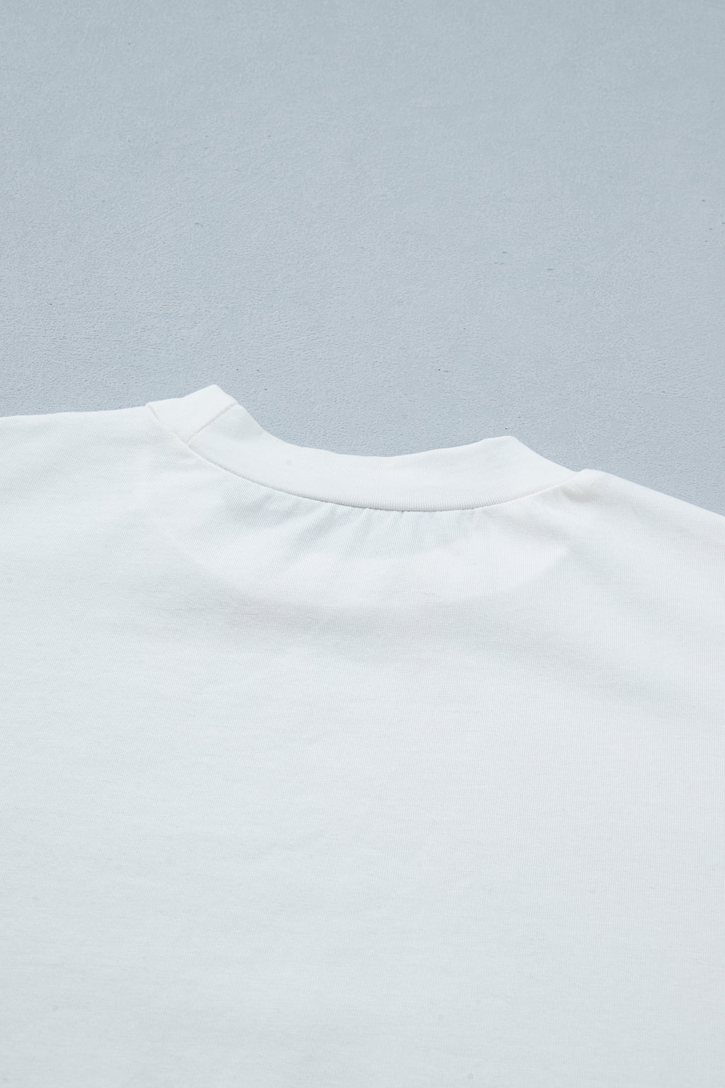 Haut femme blanc en coton, col rond avec encolure soignée