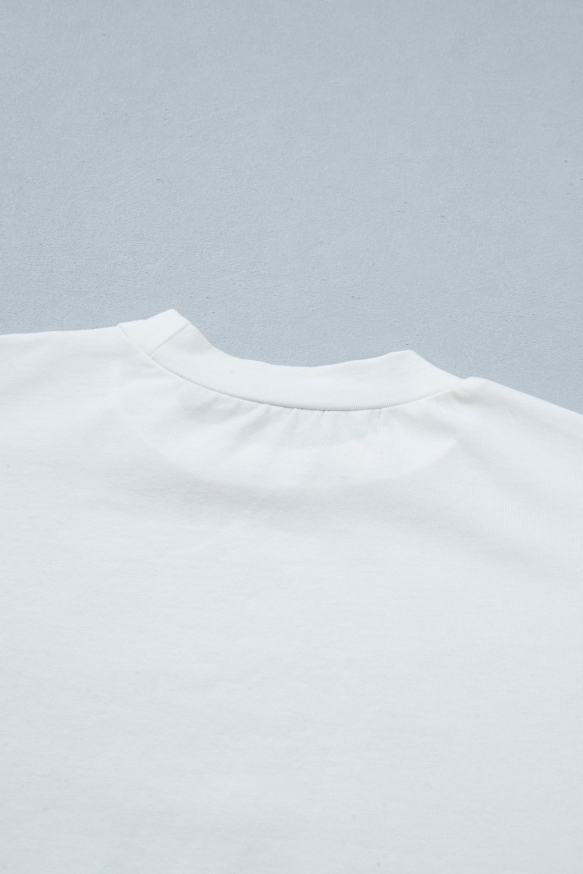 Haut femme blanc en coton, col rond avec encolure soignée