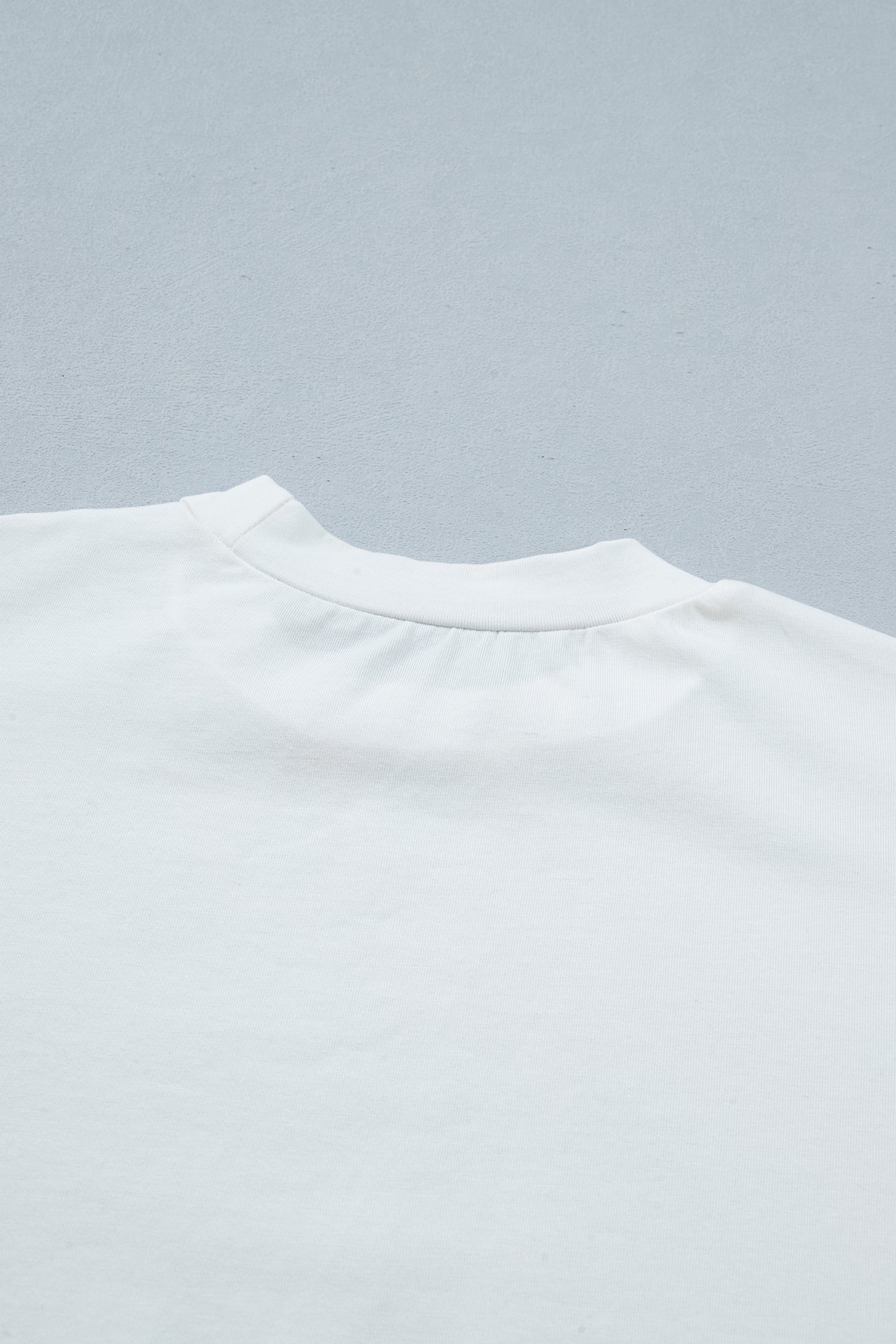 T-shirt blanc à col rond, encolure nette