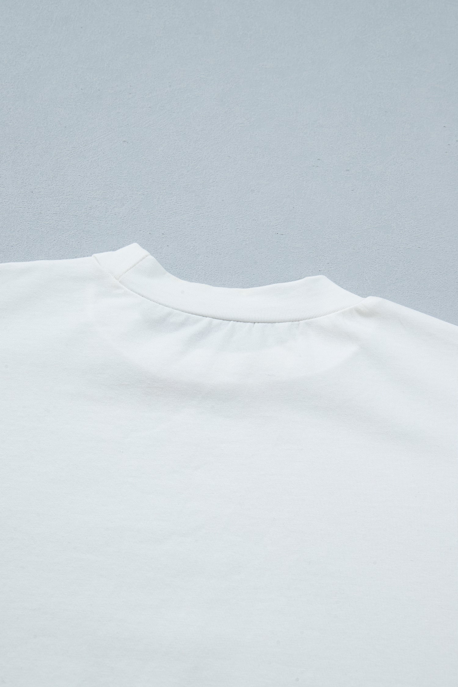 Haut femme blanc en coton, col rond avec encolure soignée
