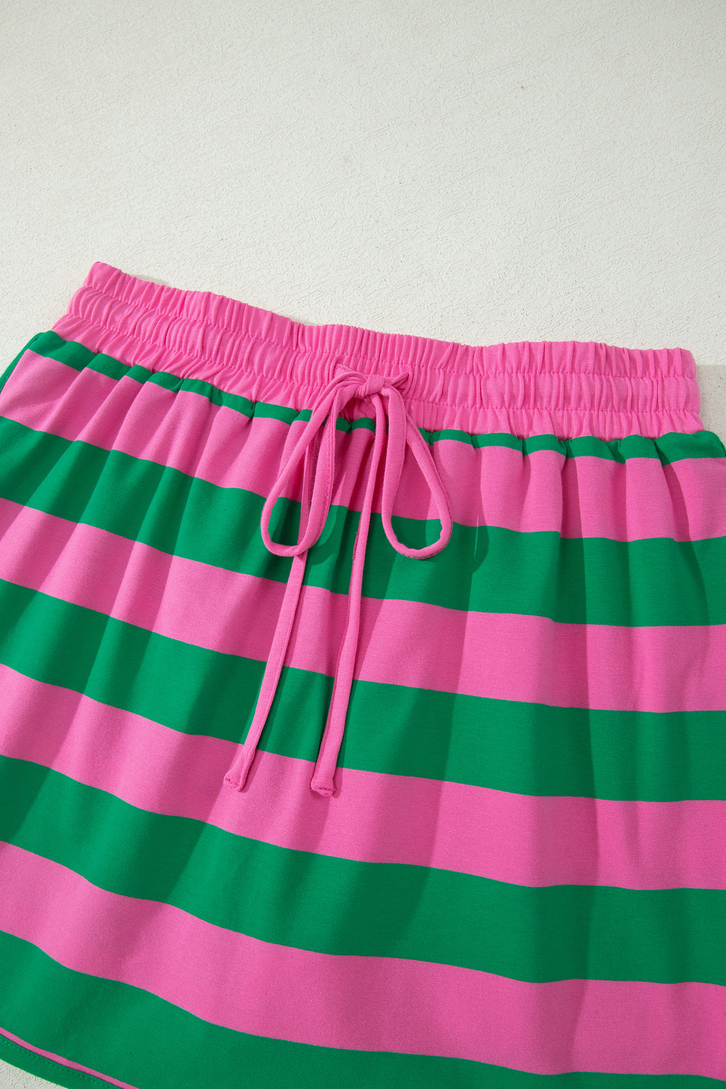 Short rayé vert et rose, taille élastique et lien à nouer