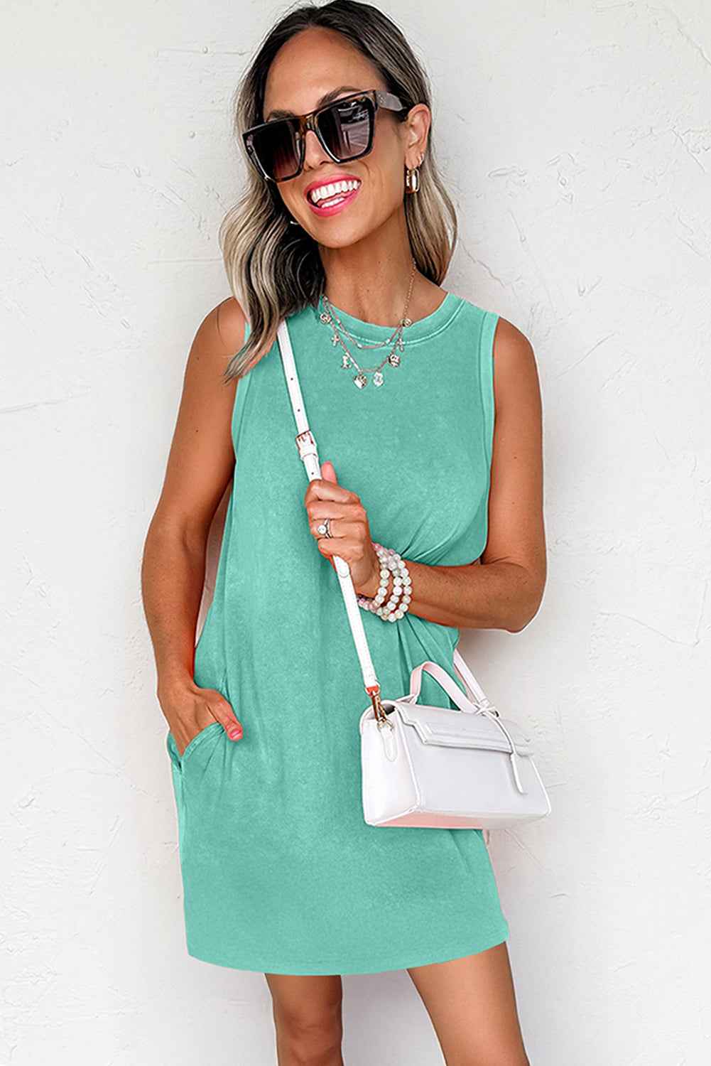 Robe mini sans manches verte avec poches latérales, encolure ronde, coupe droite