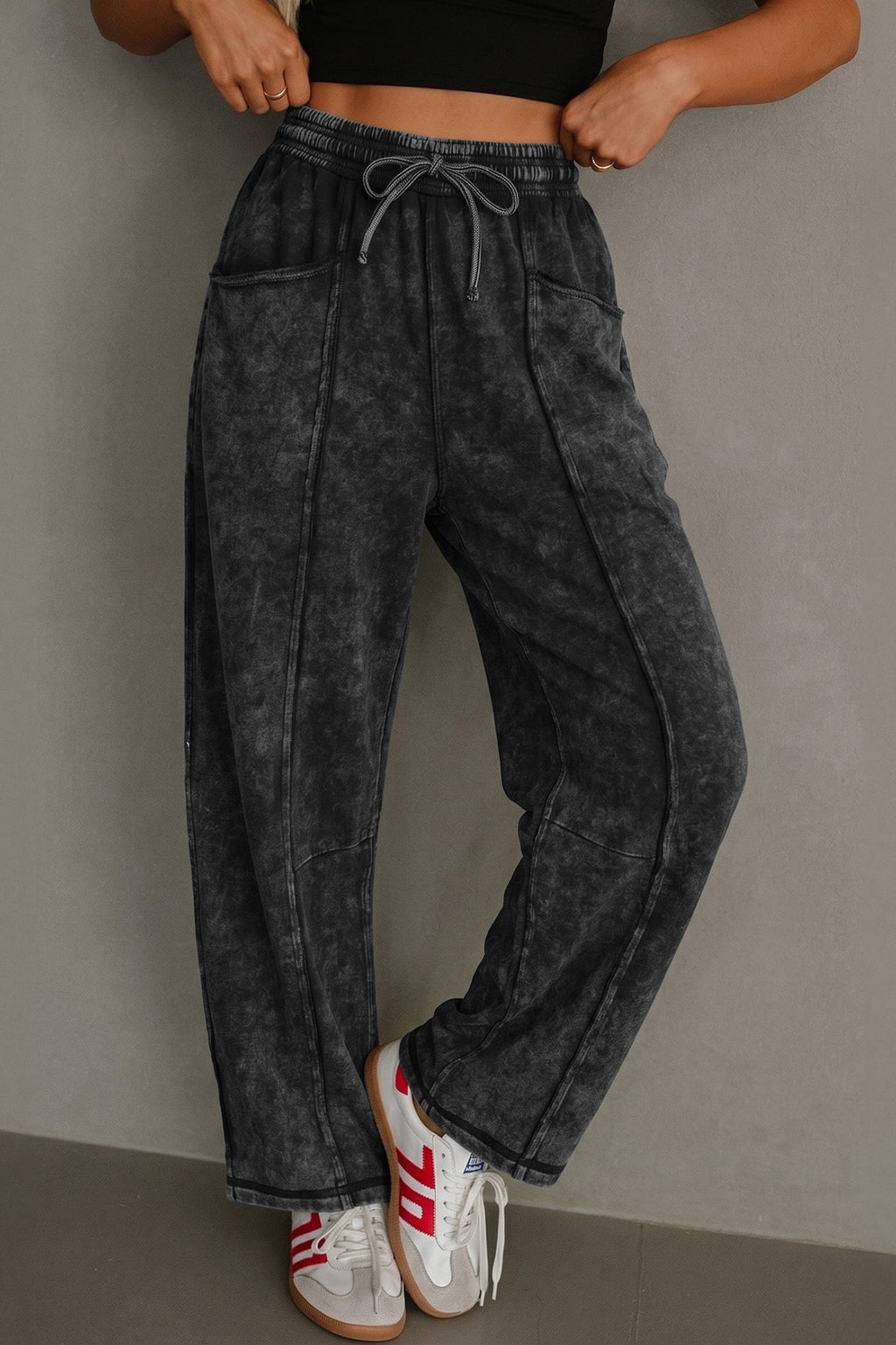 Pantalon ample style baril noir délavé, taille élastique à cordon, coutures brutes visibles