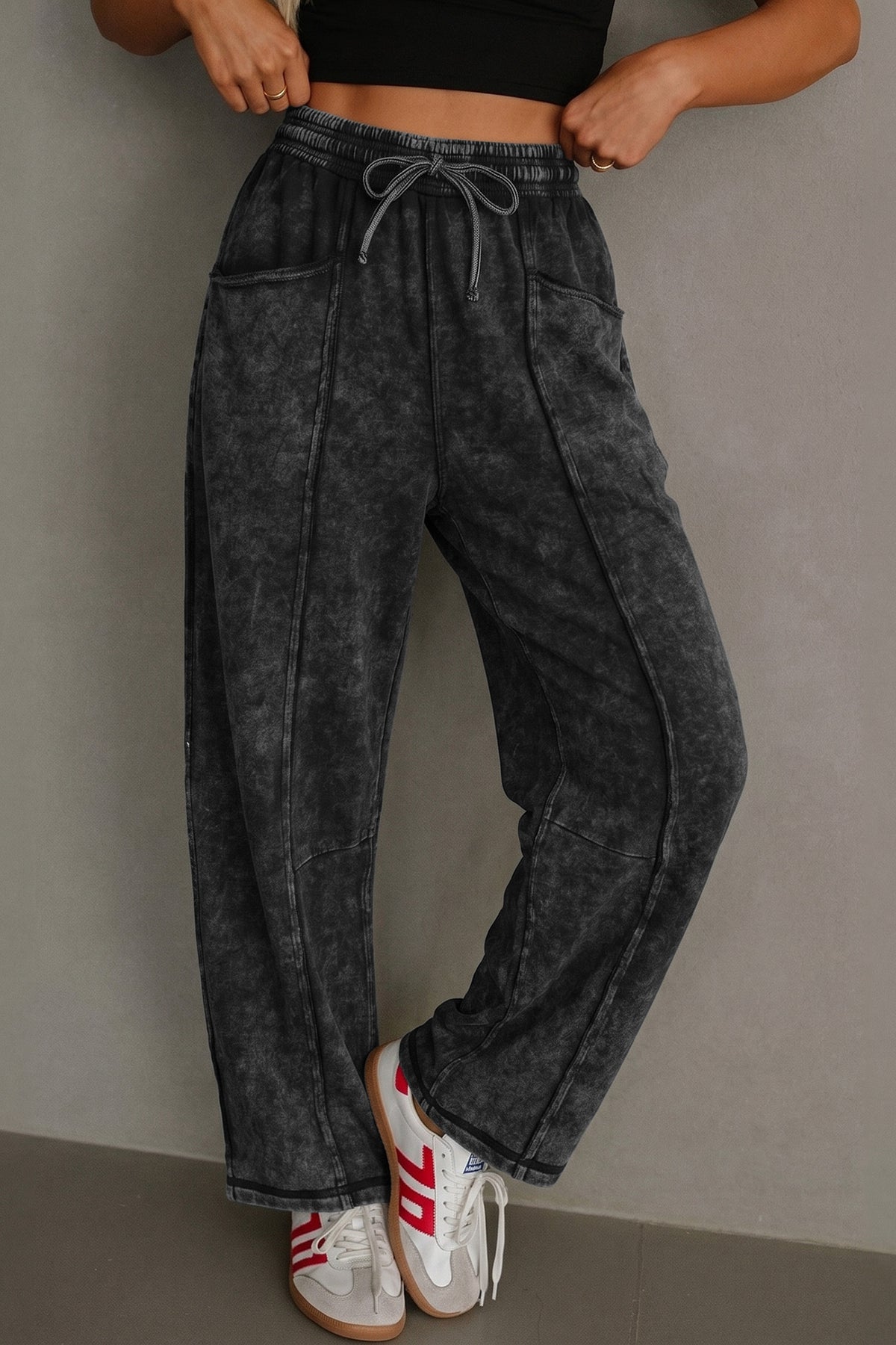 Pantalon ample style baril noir délavé, taille élastique à cordon, coutures brutes visibles