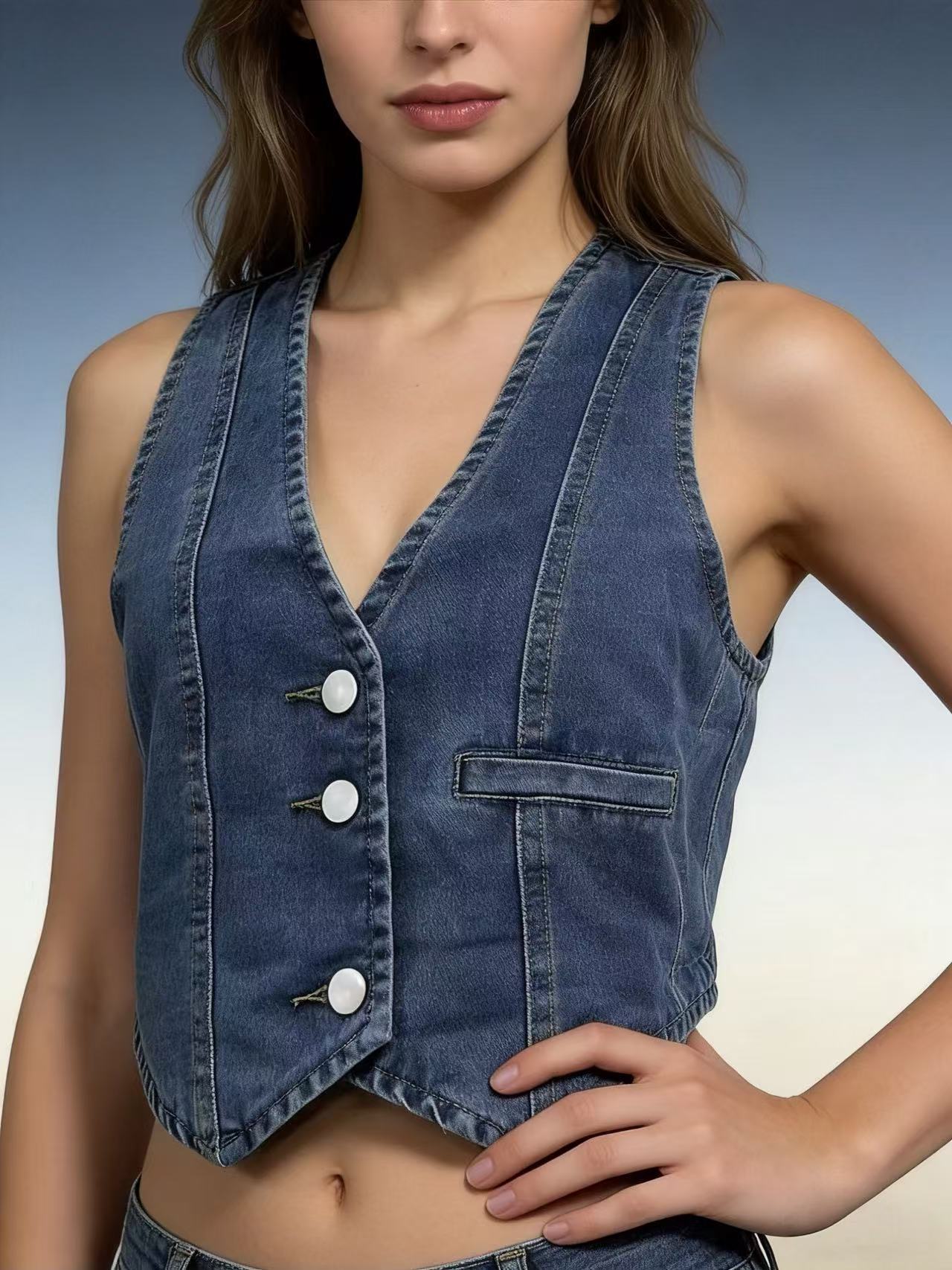 Gilet en jean bleu foncé sans manches, encolure V, boutonnage devant et poche poitrine