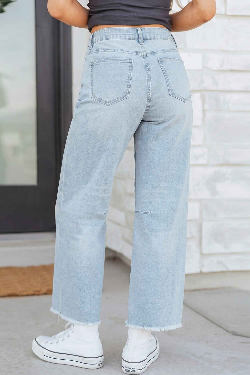 Jean droit taille haute bleu clair, vue arrière, poches plaquées et ourlet effiloché