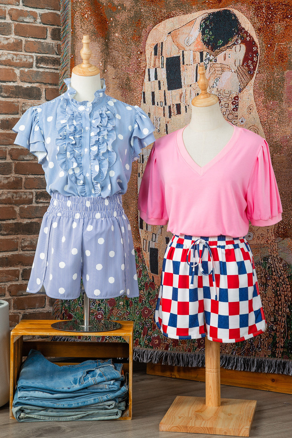 Combishort bleu ciel à pois blancs sur rayures, volants et taille froncée, sur mannequin