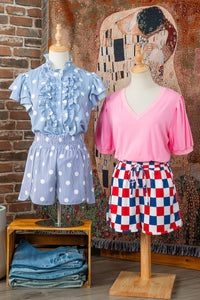 Combishort bleu ciel à pois blancs sur rayures, volants et taille froncée, sur mannequin