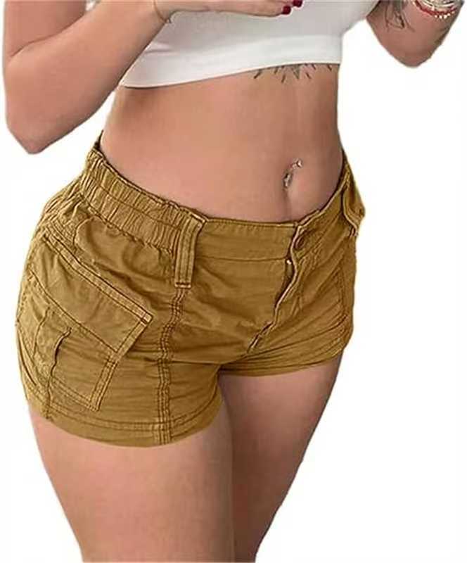 Short femme jaune ocre en tissu, taille élastique, poches plaquées et fermeture zip.