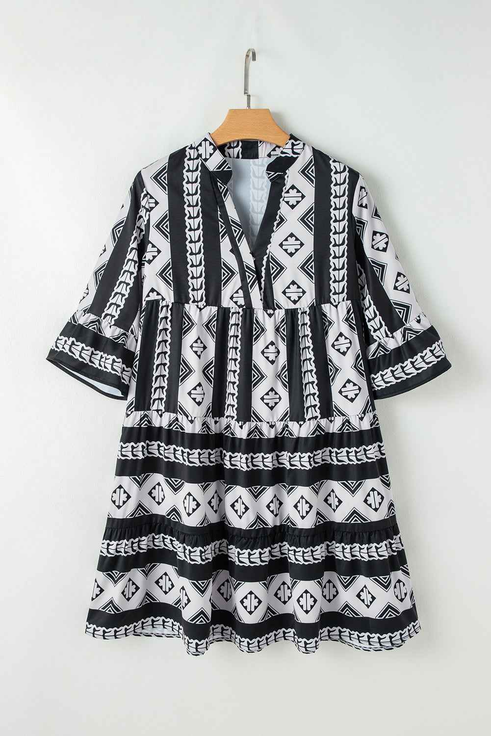 Robe noire à motifs géométriques, col V, manches évasées à volants