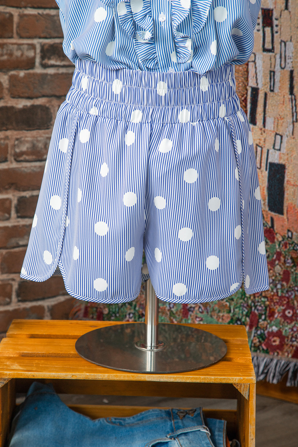 Combishort à pois blancs sur rayures bleu ciel, taille froncée, manches bouffantes