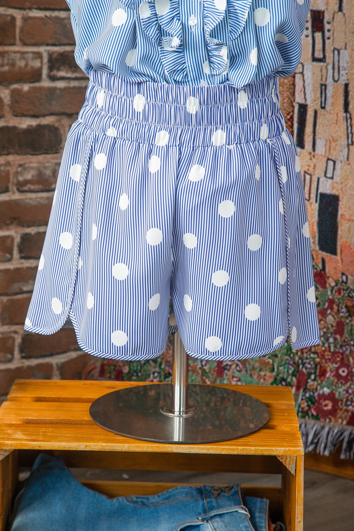 Combishort à pois blancs sur rayures bleu ciel, taille froncée, manches bouffantes