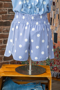 Combishort à pois blancs sur rayures bleu ciel, taille froncée, manches bouffantes