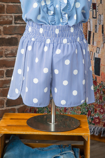 Combishort à pois blancs sur rayures bleu ciel, taille froncée, manches bouffantes