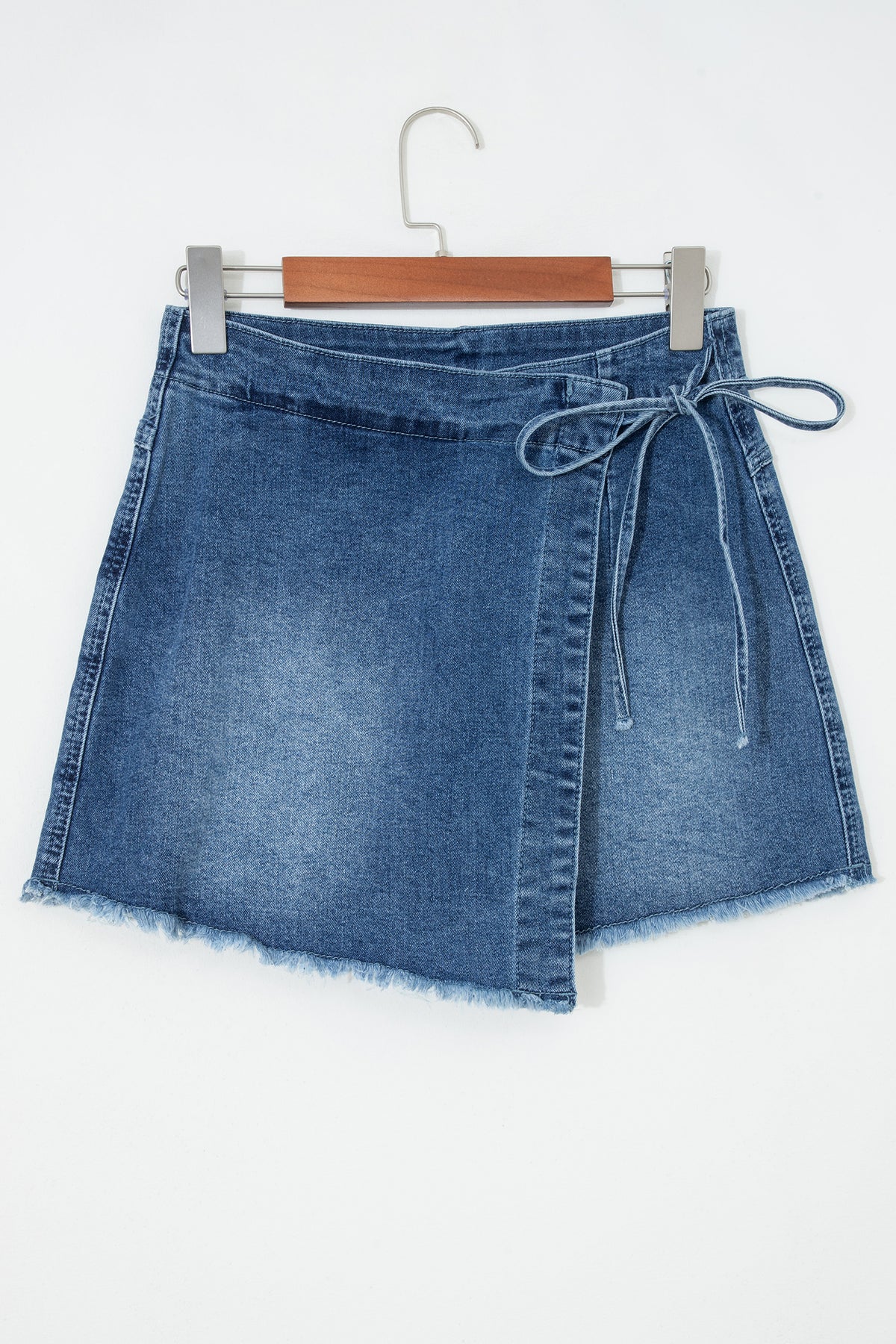 Short en jean bleu, ceinture à nouer, ourlet effiloché, coupe évasée