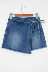 Short en jean bleu, ceinture à nouer, ourlet effiloché, coupe évasée