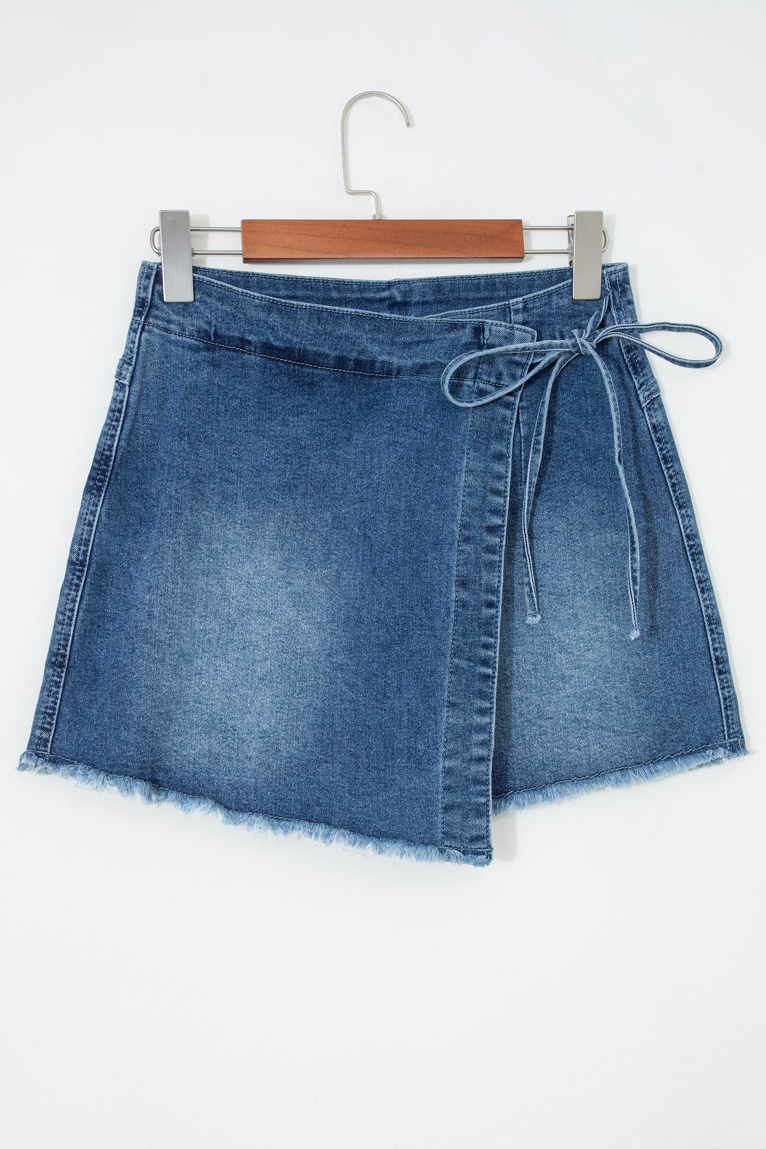 Short en jean bleu, ceinture à nouer, ourlet effiloché, coupe évasée