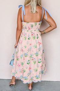 Robe midi rose pâle à fleurs, bretelles à nouer, jupe évasée mi-mollet