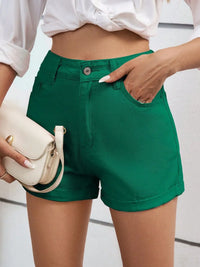 Short taille haute vert avec poches avant, bouton visible et surpiqûres.
