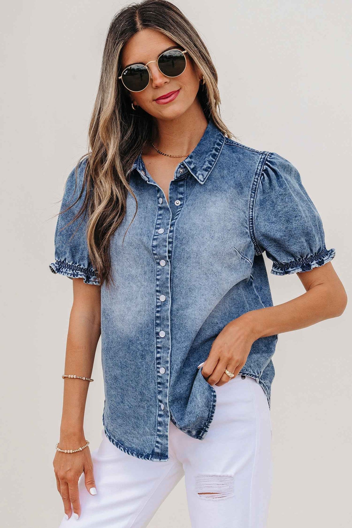 Chemisier en denim bleu à col, manches bouffantes et boutons-pression.