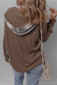 Veste-chemise à capuche marron avec empiècements à carreaux, cordons aux poignets