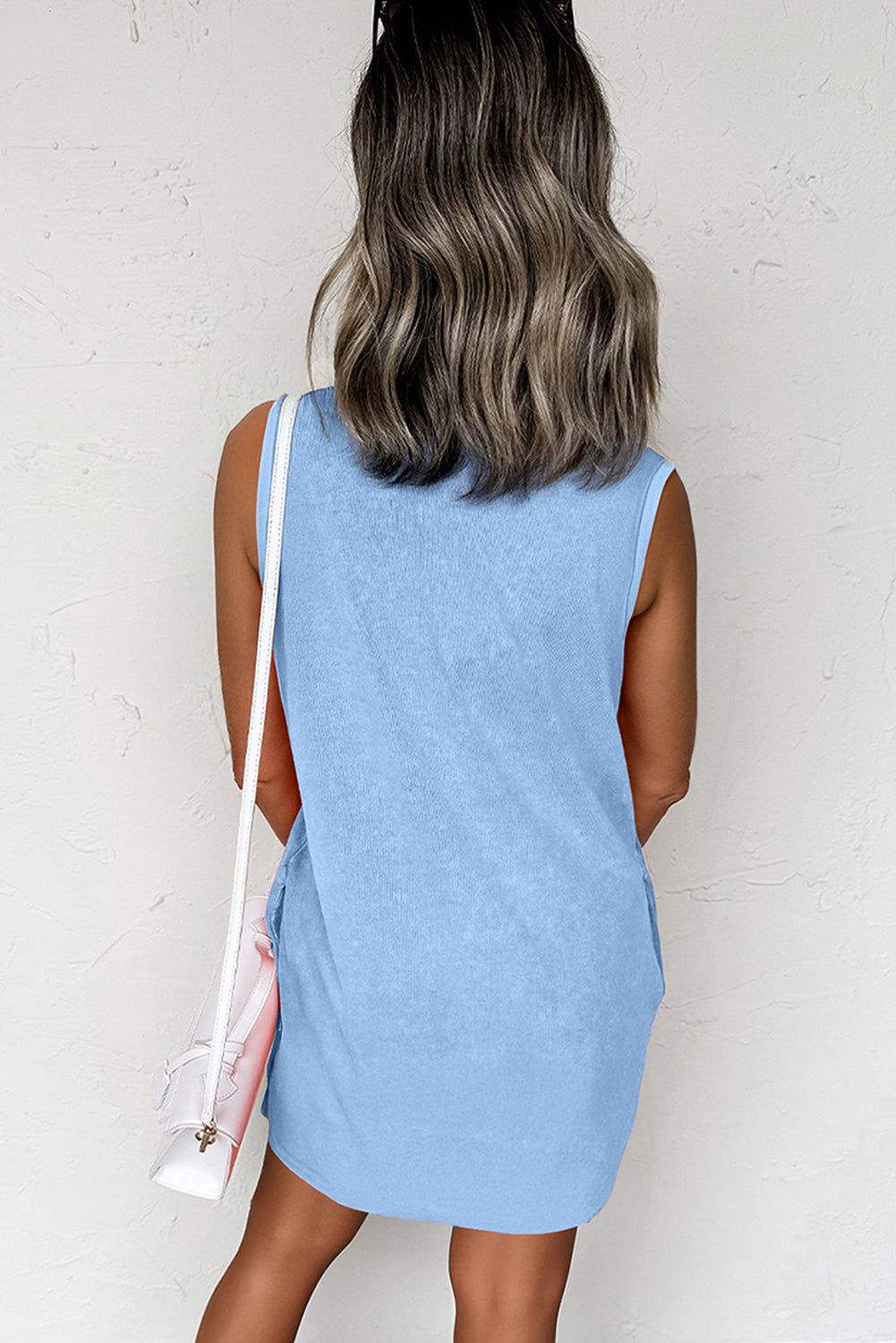 Robe mini sans manches bleue vue de dos, encolure ronde et poches latérales