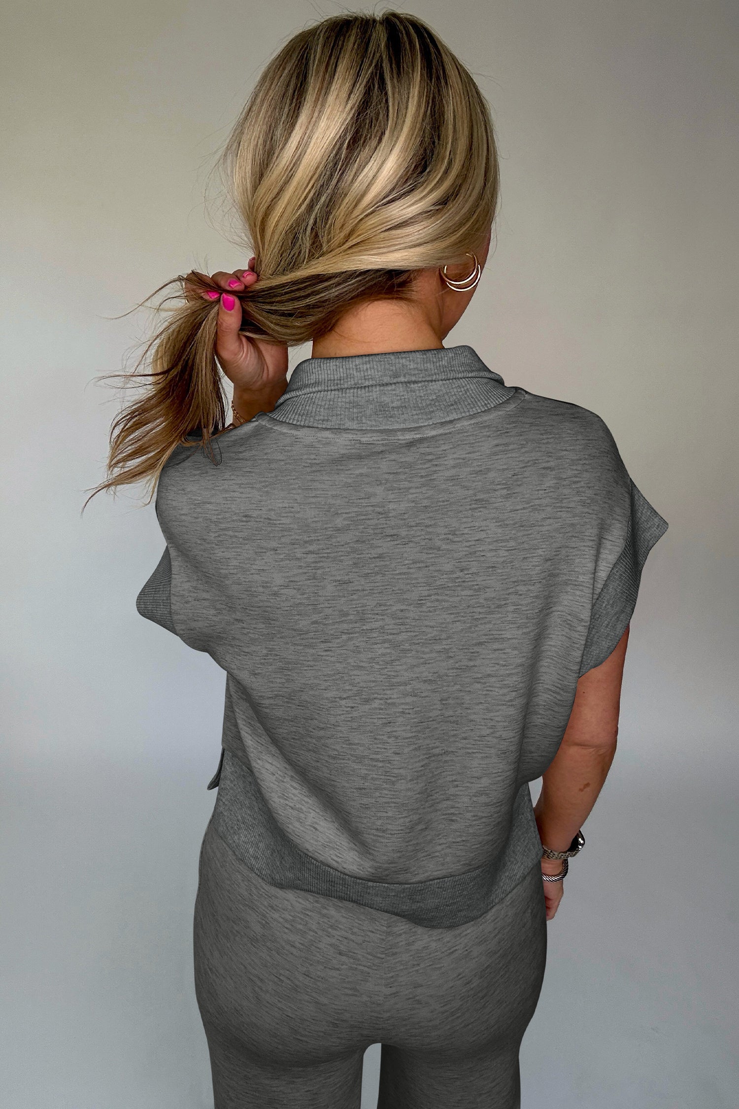 Ensemble détente femme polo zippé gris, vue dos, pantalon assorti