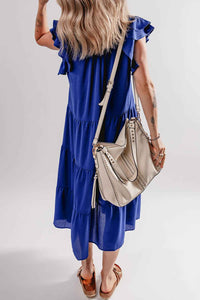 Robe midi bleue manches volantées et encolure V, empiècements à volants étagés.