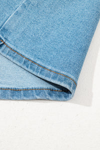 Ourlet de jupe en jean bleu clair, bord inférieur avec coutures visibles