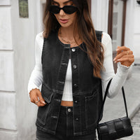 Gilet en jean noir sans manches pour femme, fermeture boutonnée et poches plaquées