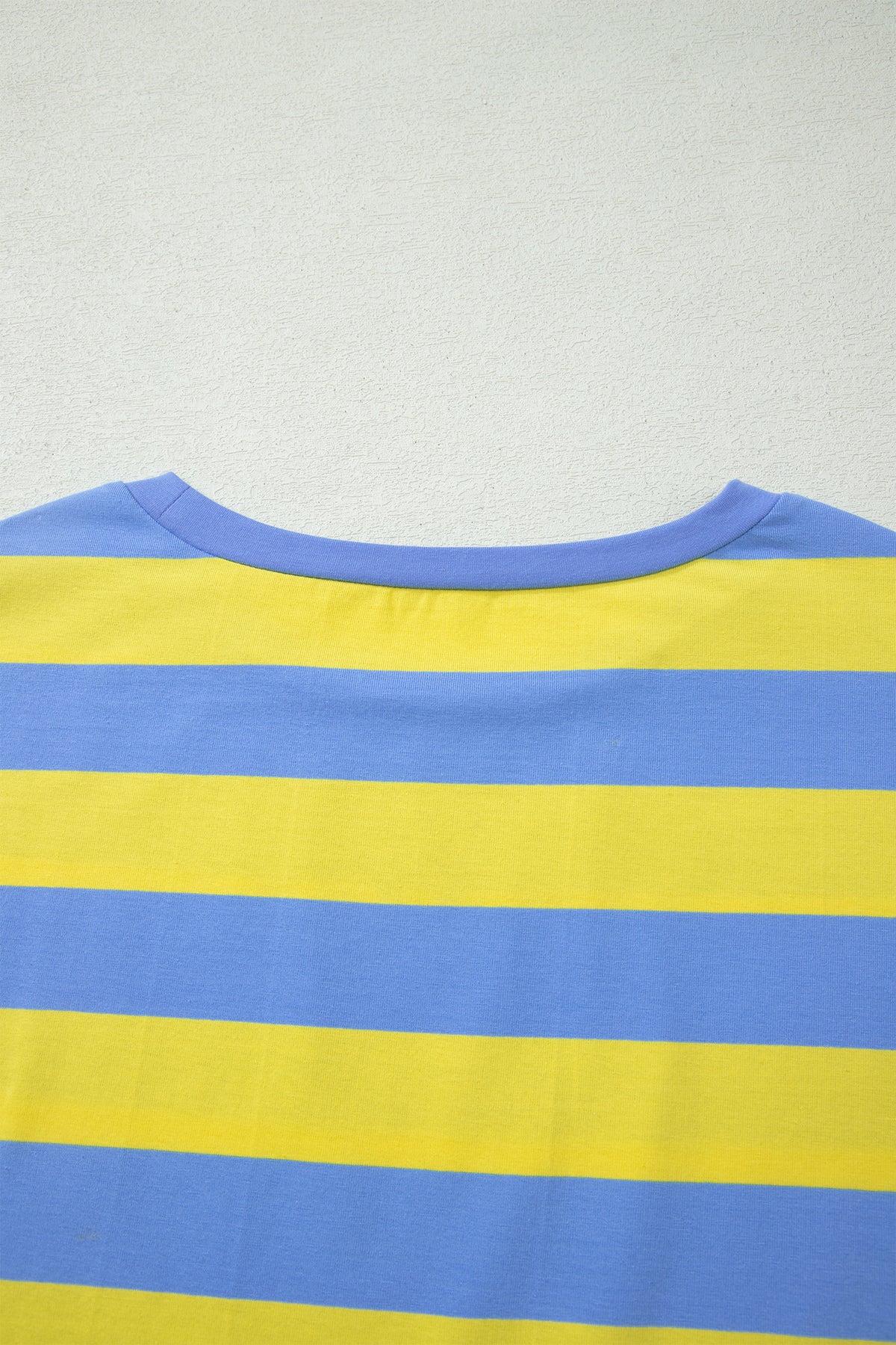 T-shirt rayé bleu et jaune, encolure ronde et bandes horizontales