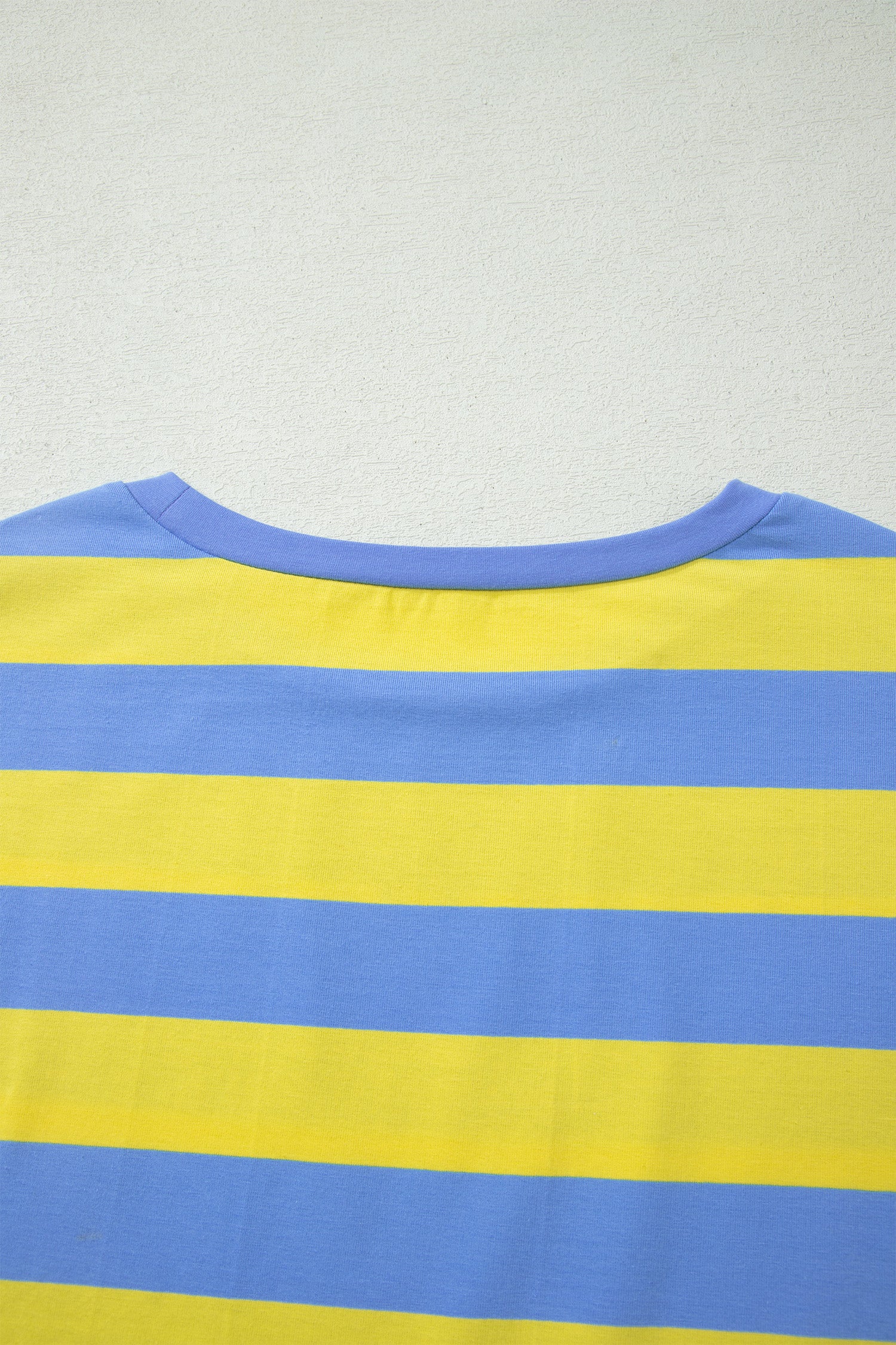 T-shirt rayé bleu et jaune, encolure ronde et bandes horizontales