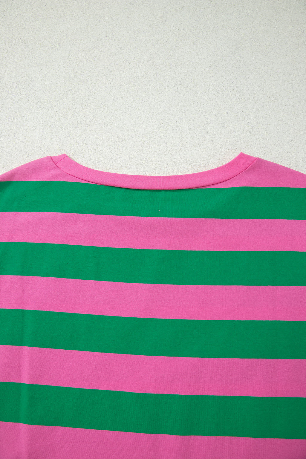 Dos de t-shirt rayé vert et rose, encolure et bandes horizontales