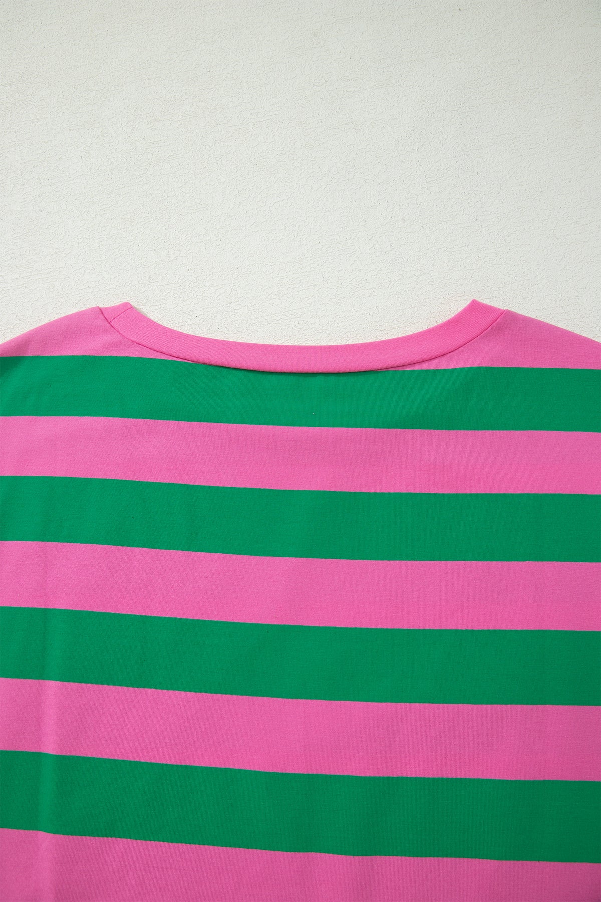 Dos de t-shirt rayé vert et rose, encolure et bandes horizontales