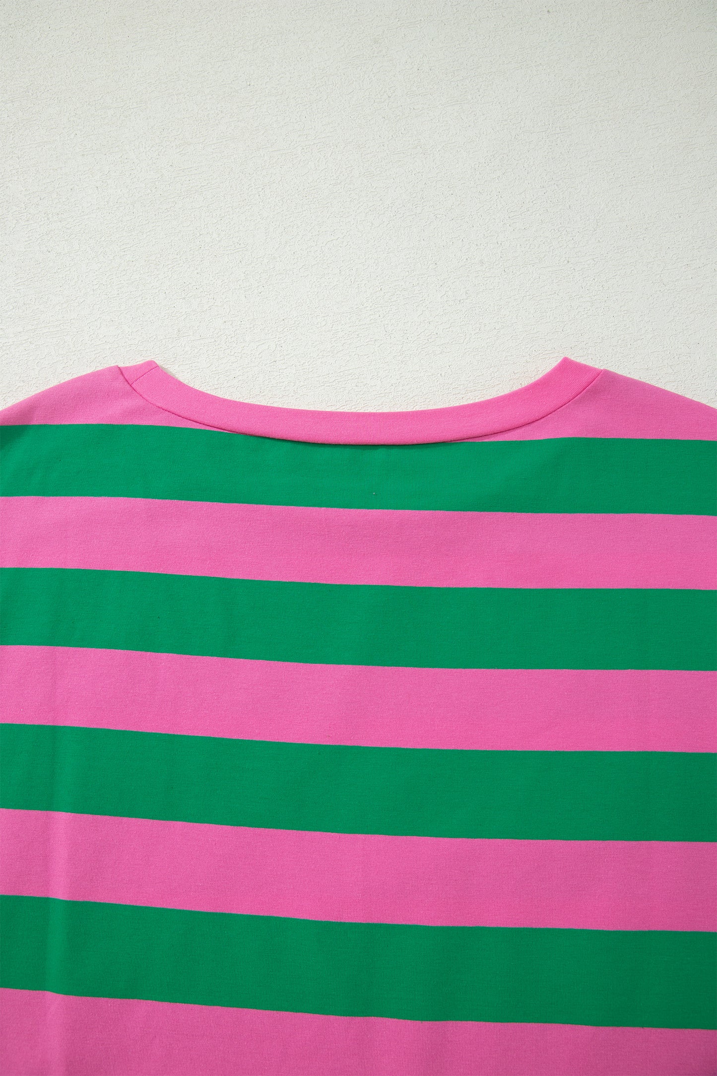 Dos de t-shirt rayé vert et rose, encolure et bandes horizontales