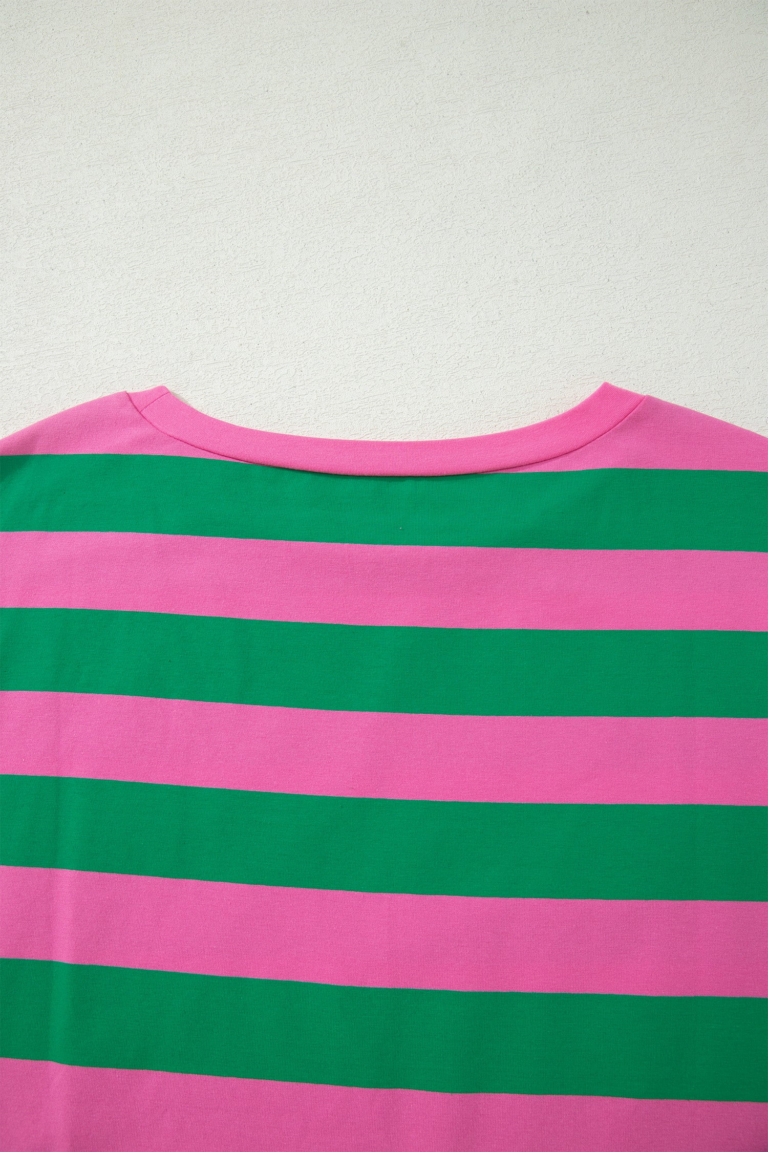 Dos de t-shirt rayé vert et rose, encolure et bandes horizontales