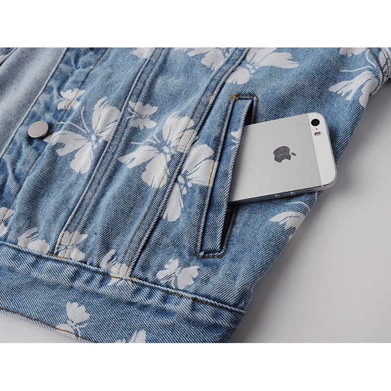 Veste en jean bleue à motif floral blanc, patte de poche et bouton pression