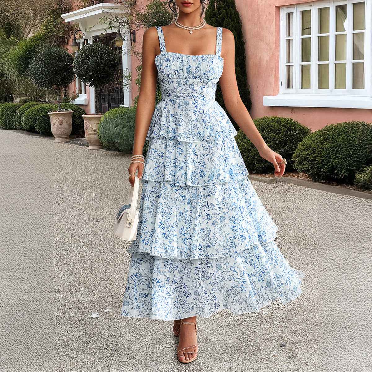 Robe bustier à bretelles, fleurs bleues sur fond blanc, volants étagés