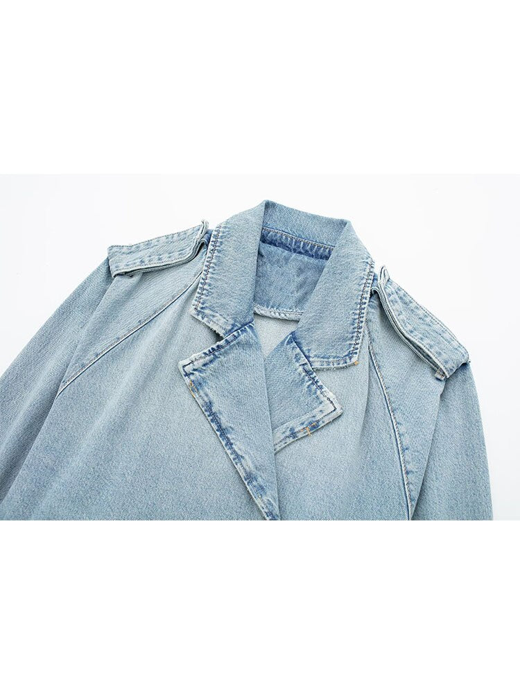 Veste en jean bleu ciel à col rabattu, surpiqûres apparentes, vue rapprochée