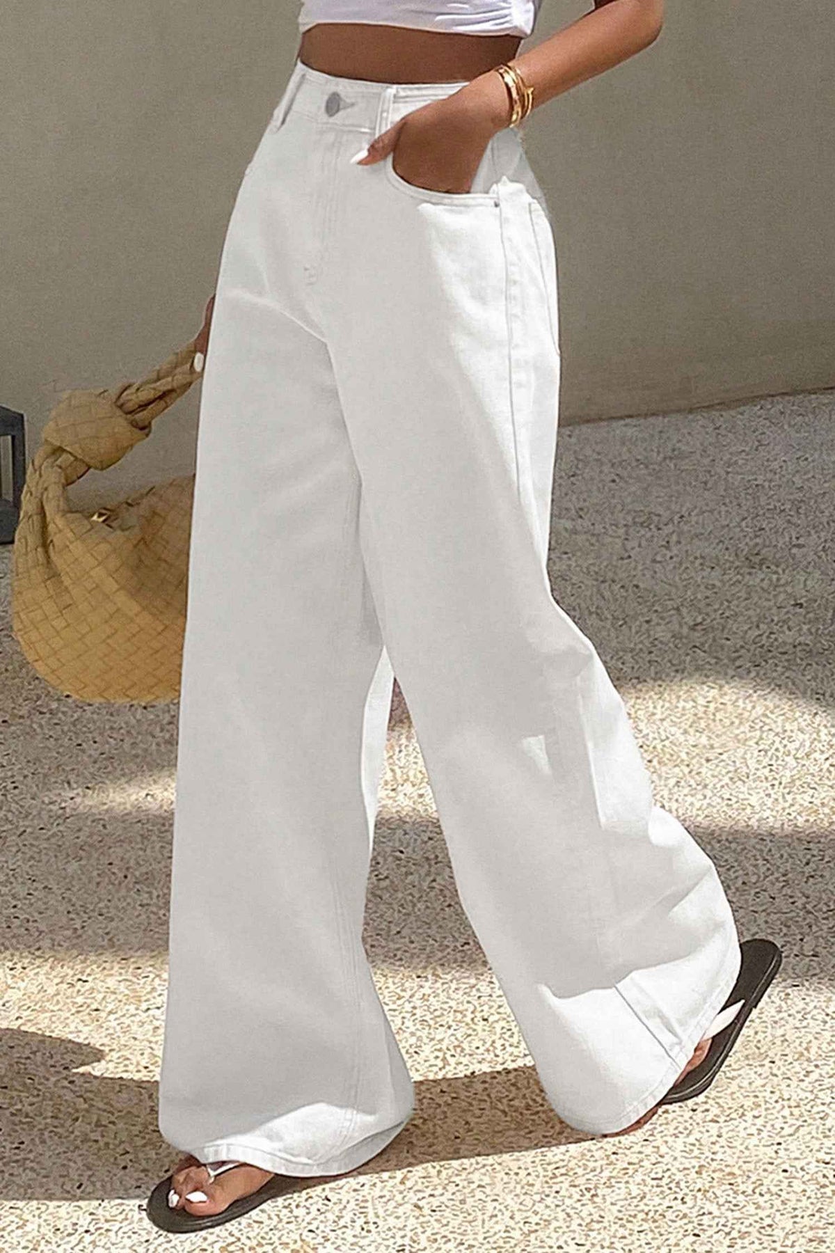 Jean blanc taille mi-haute, jambe évasée, fermeture boutonnée et coutures latérales.