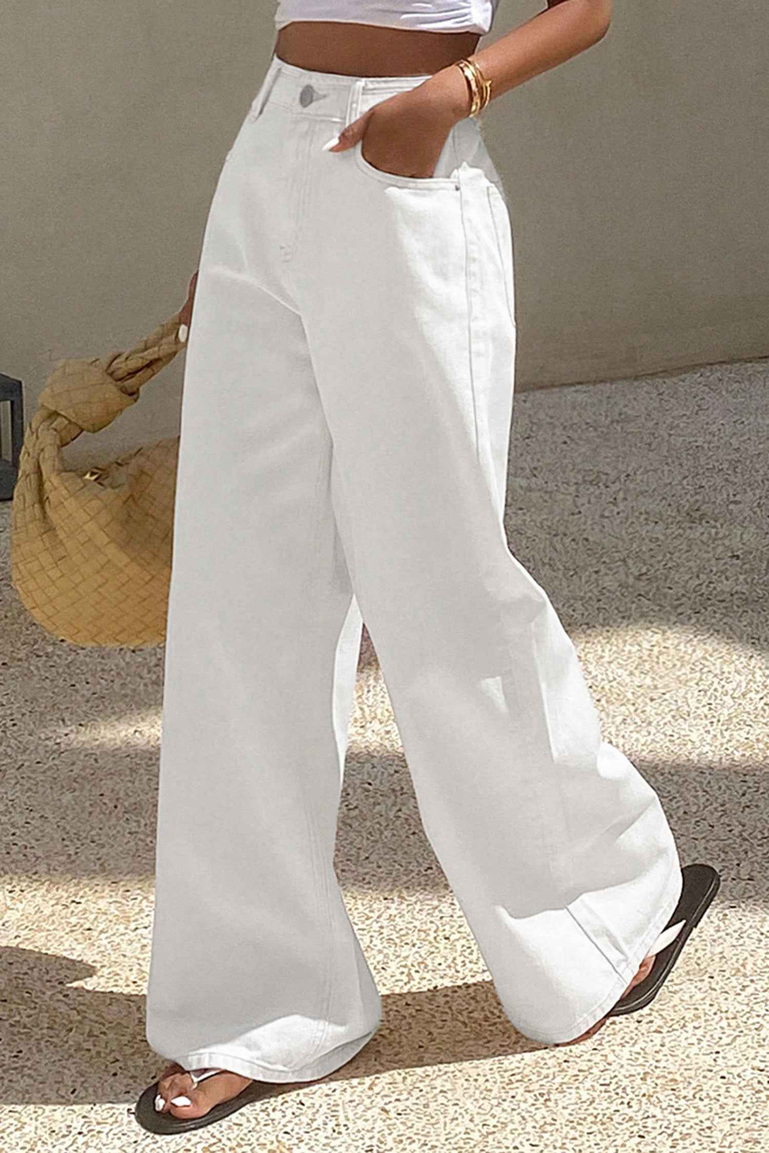 Jean blanc taille mi-haute, jambe évasée, fermeture boutonnée et coutures latérales.