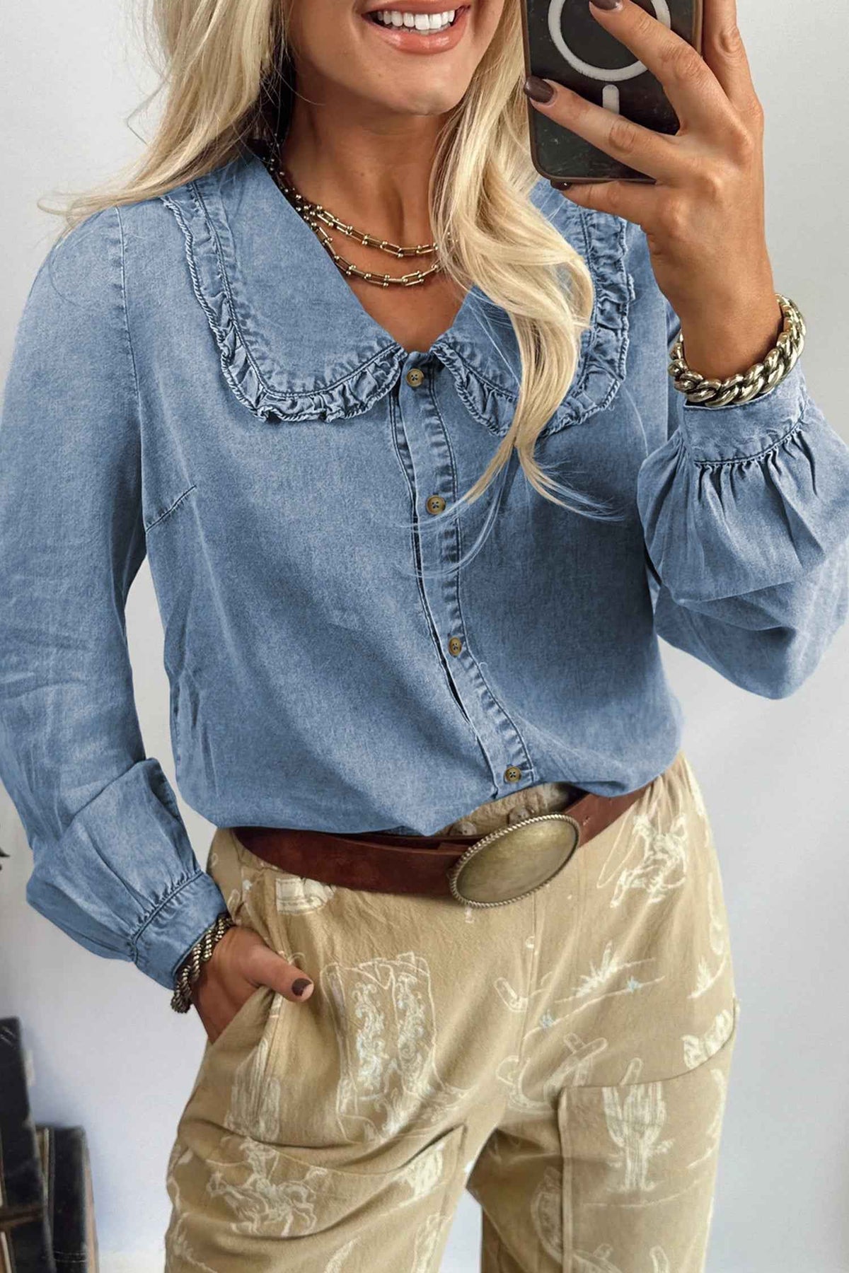 Chemise en jean bleue à col volanté, boutonnée, manches longues froncées
