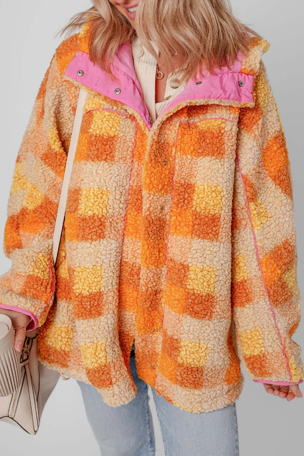 Veste à capuche sherpa orange à carreaux, col doublé rose, fermeture boutonnée