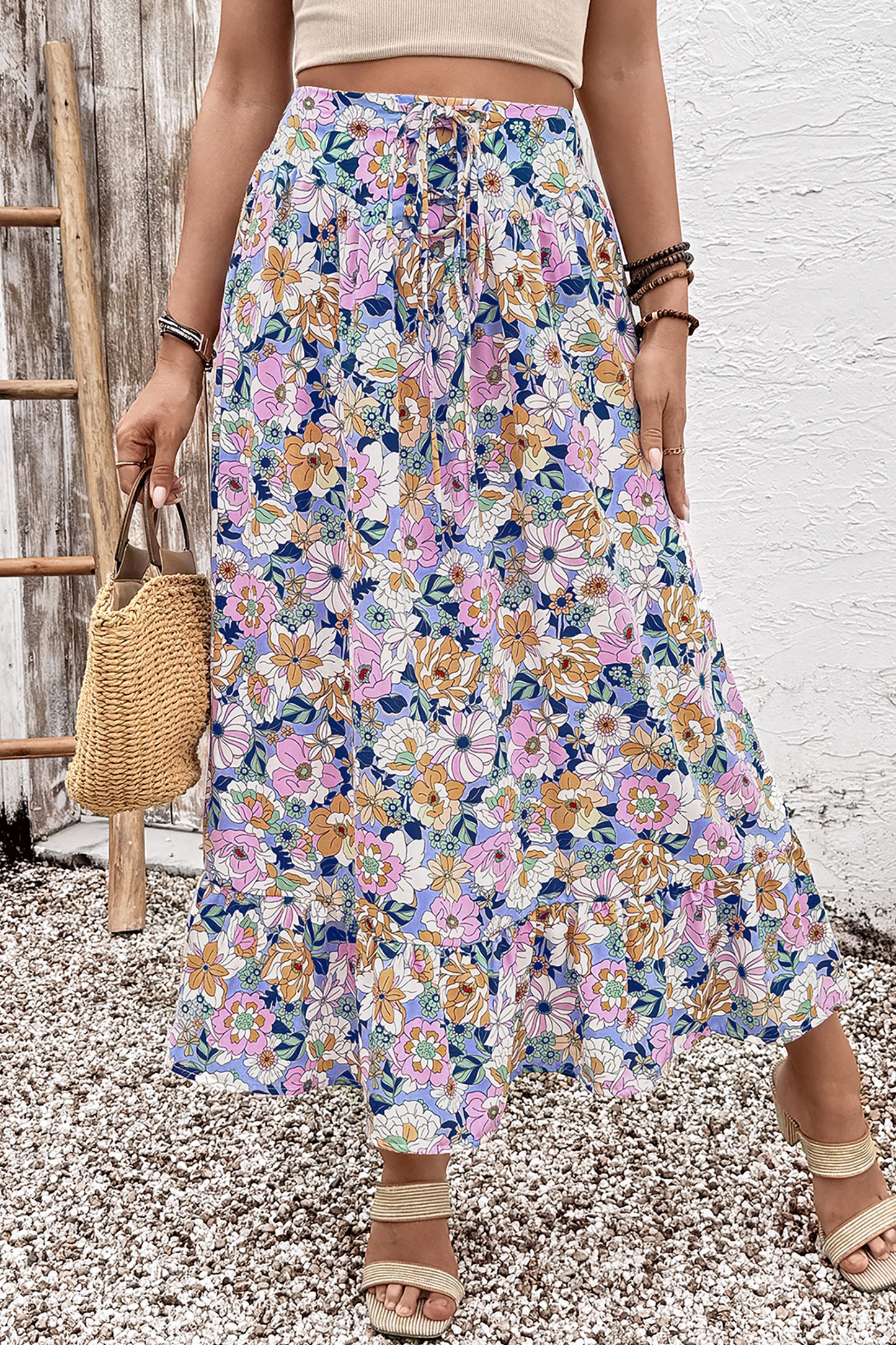 Jupe longue à taille haute en tissu fleuri multicolore, volants superposés à l’ourlet.