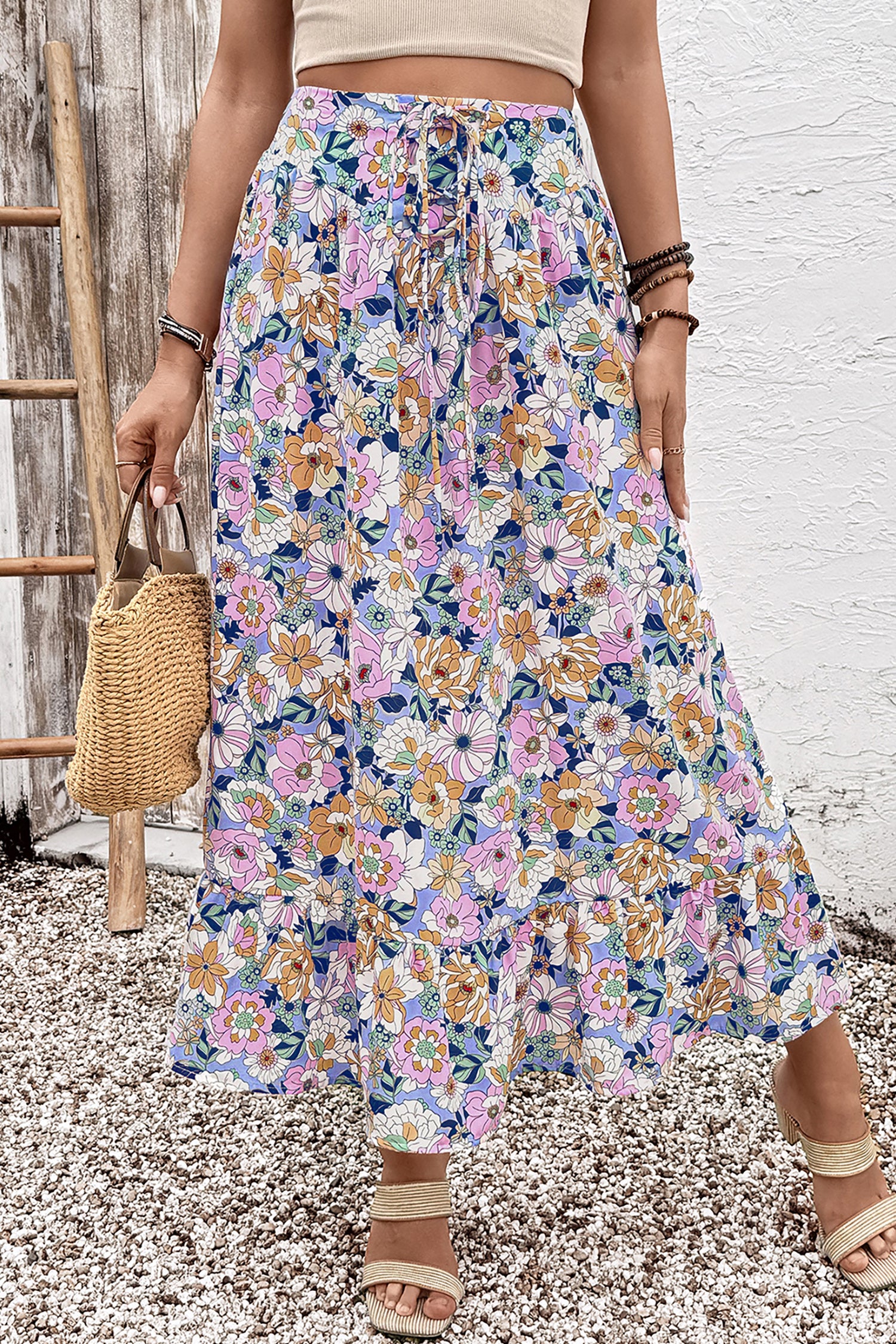 Jupe longue à taille haute en tissu fleuri multicolore, volants superposés à l’ourlet.
