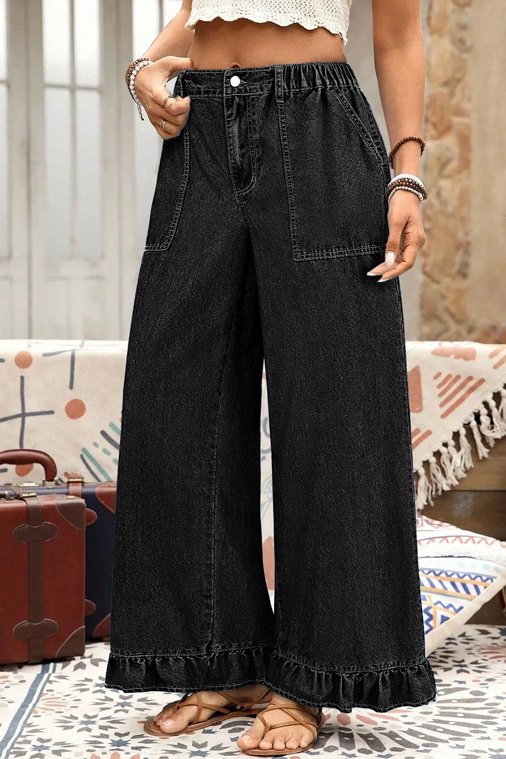 Pantalon jean noir ample, taille élastique, poches plaquées et bas volanté