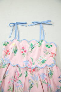 Robe midi rose à bretelles nouées bleues, imprimé floral, jupe évasée.